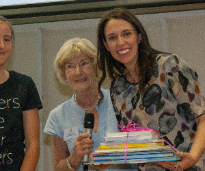 IMG_6111 Elsie Mahy and Libby Limbrick present books to Jacinda Adern-989